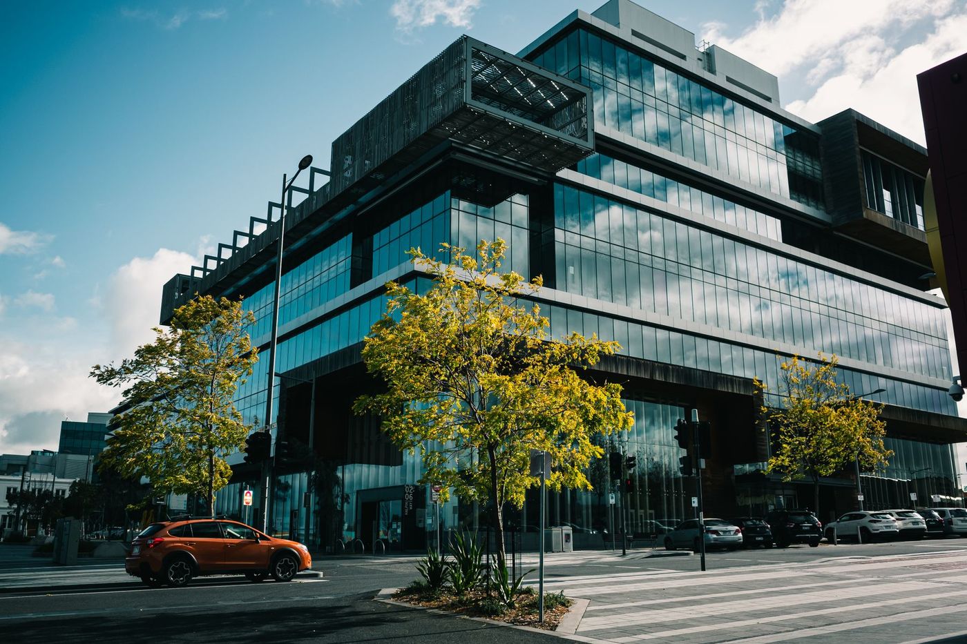 Edificio de oficinas con fachada de vidrio.
