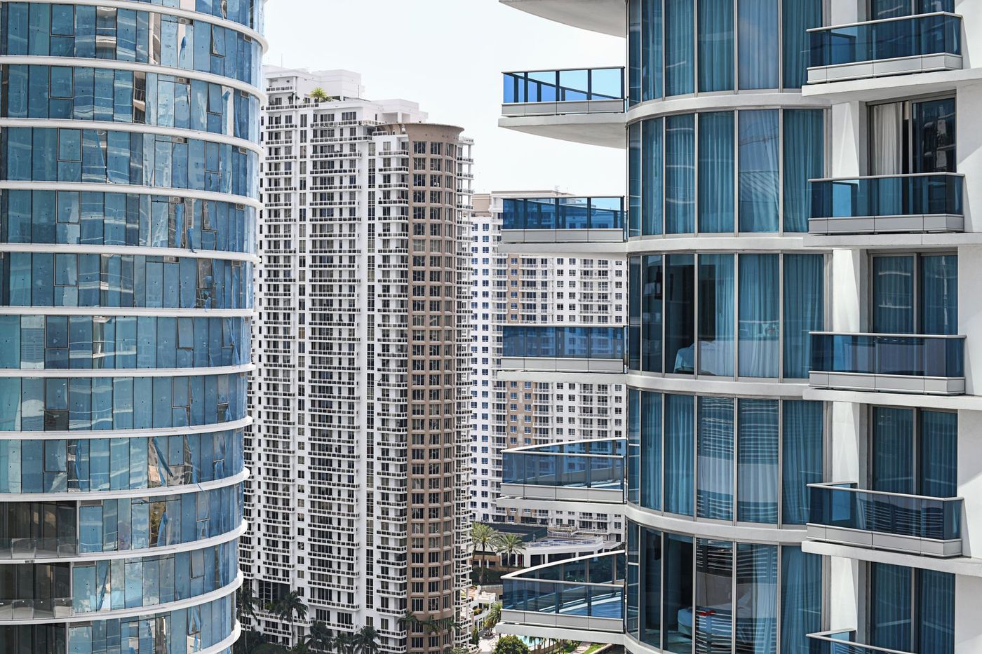 Torres residenciales con balcones de vidrio.